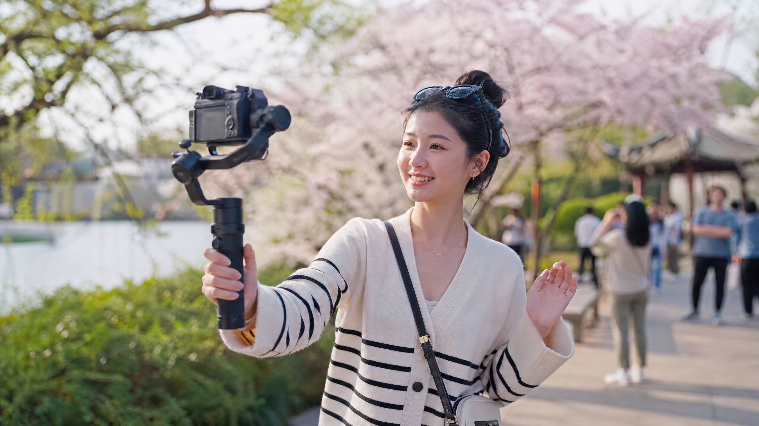 美女裸舞